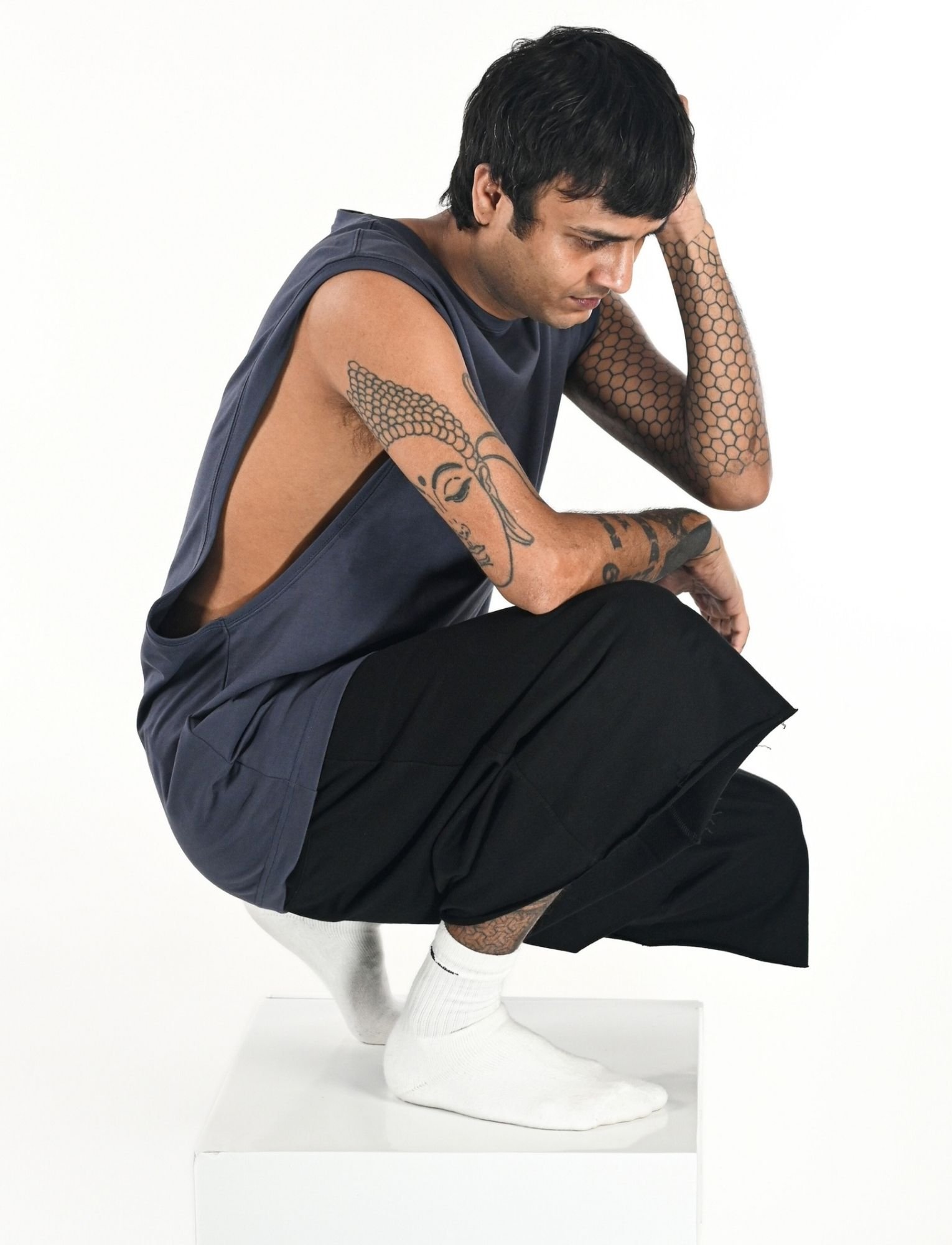 SLEEVELESS T-SHIRT MAN back view